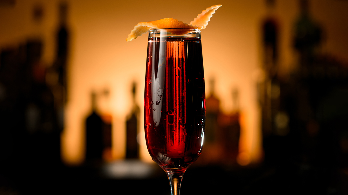 How to Make a Seelbach, a Bourbon and Champagne Cocktail With a Wild Origin Story