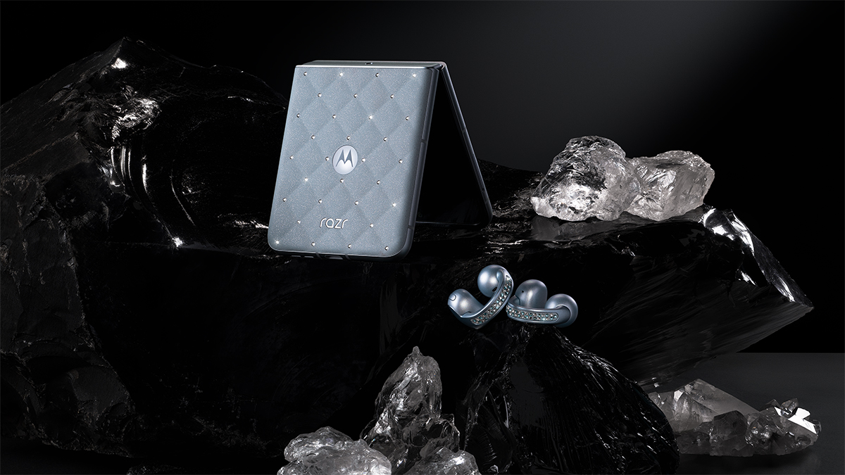 Motorola and Swarovski Teamed Up for a Crystal-Encrusted Razr Flip Phone