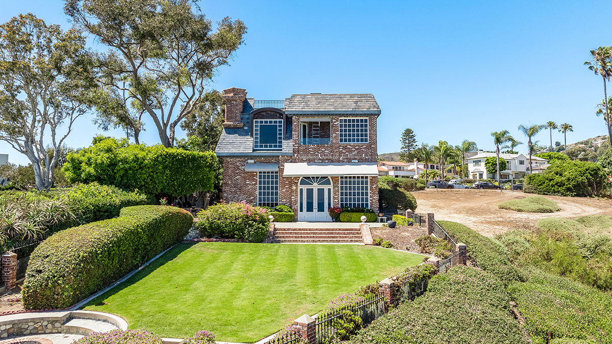 Inside a $20 Million Laguna Beach Home Perched on a High Bluff Above the Pacific Ocean