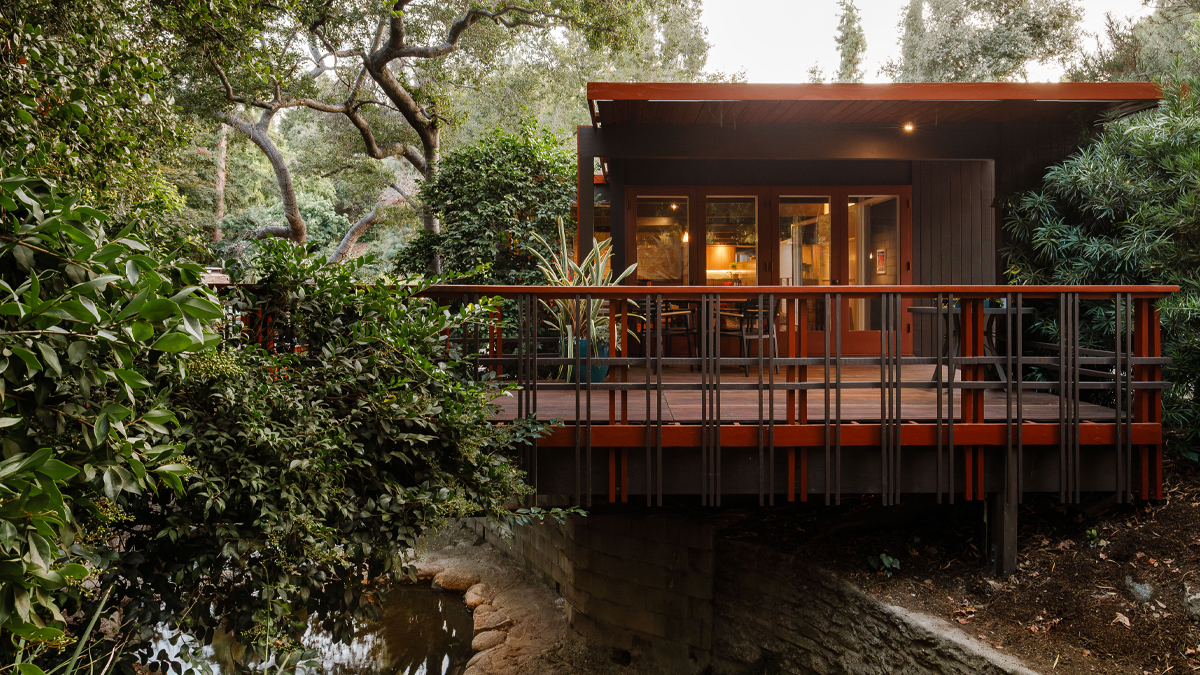 This 1950s Buff & Hensman Home in Pasadena Hovers Above a Winding Stream