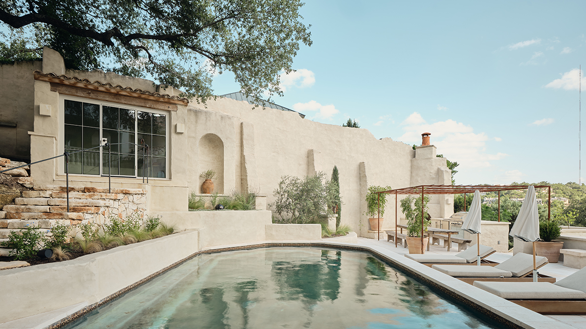 This White-Stucco Villa Near Austin Channels the Airy Charm of the Greek Isles